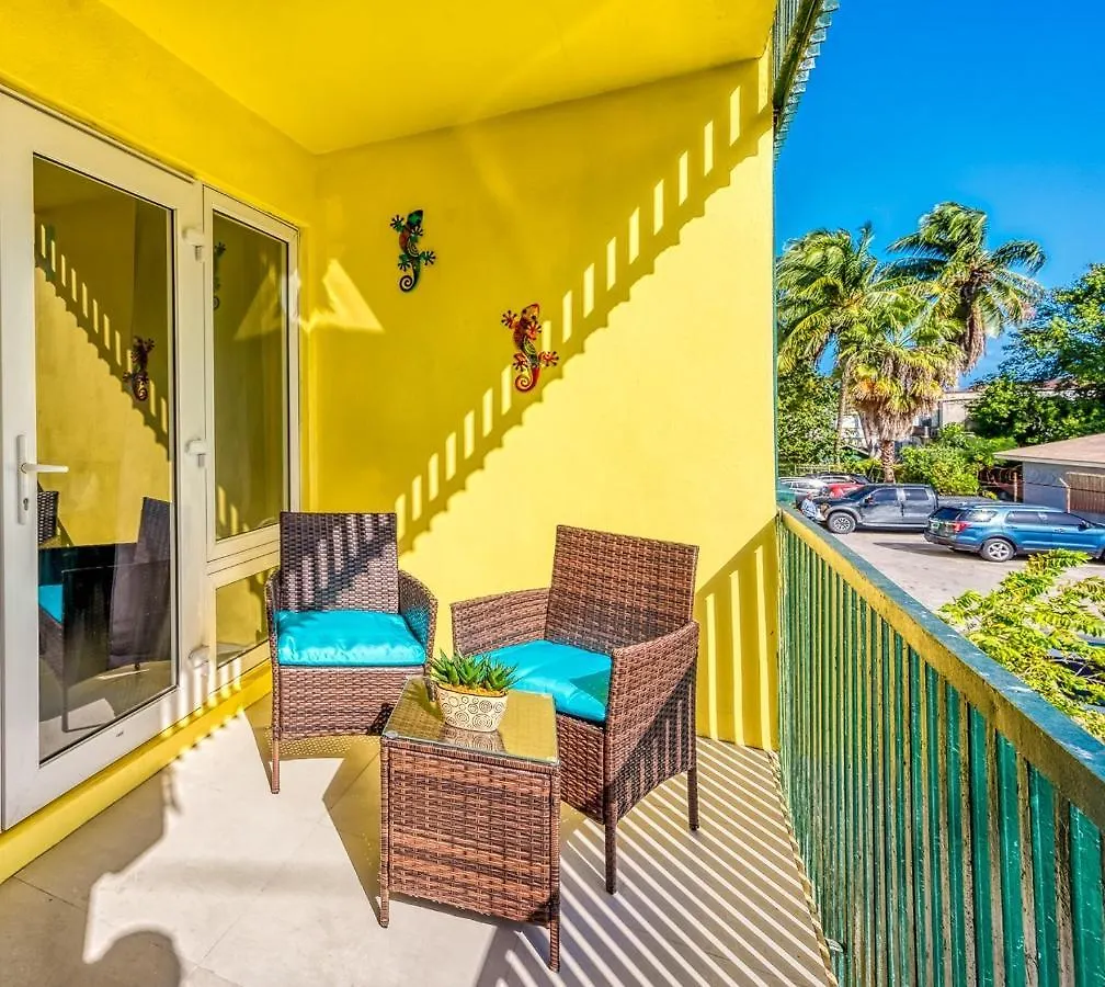 Lovely Apartment Near Beach, Downtown, 24H Security, Pool Nassau