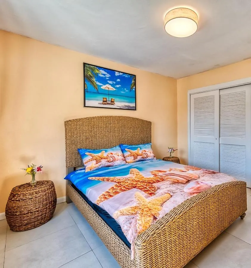 Lovely Apartment Near Beach, Downtown, 24H Security, Pool Nassau Bahamas