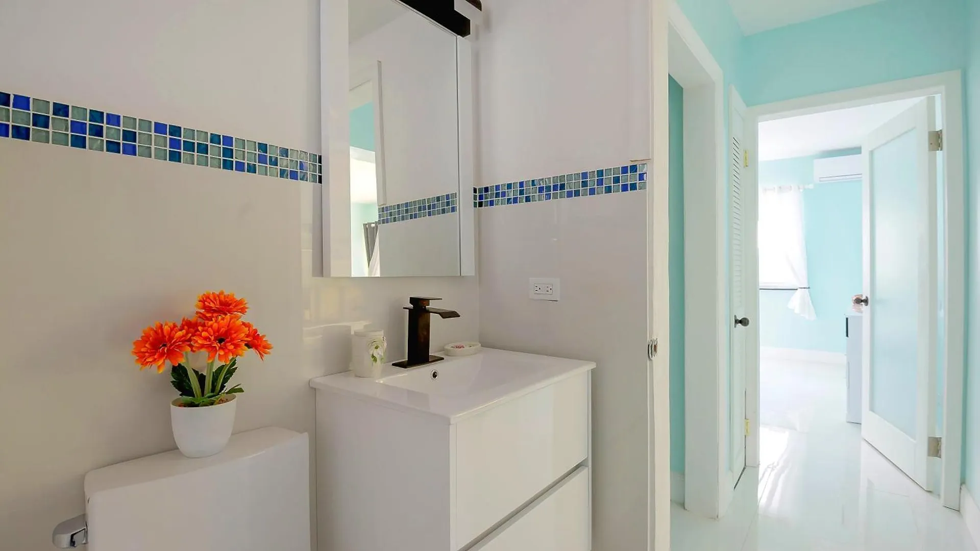 Lovely Apartment Near Beach, Downtown, 24H Security, Pool Nassau 0*,  Bahamas