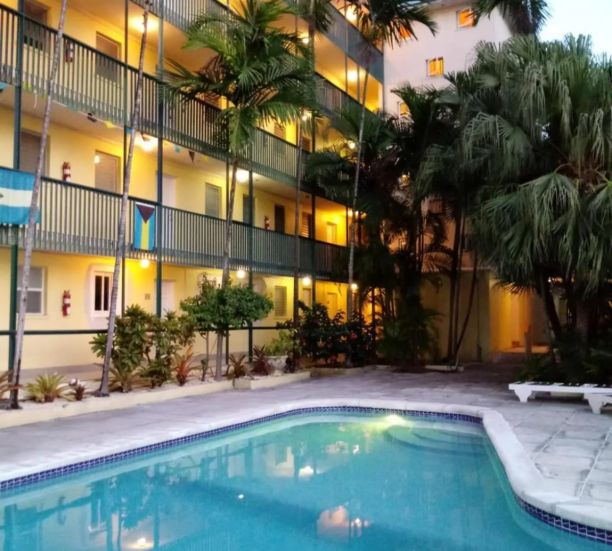 Lovely Apartment Near Beach, Downtown, 24H Security, Pool Nassau