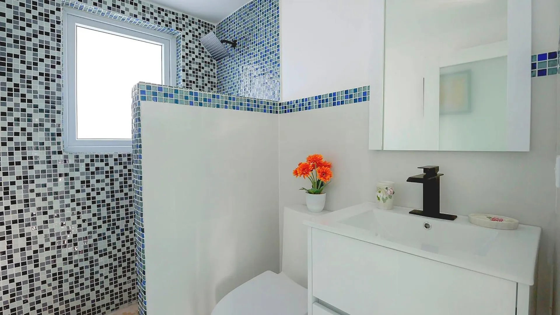 Lovely Apartment Near Beach, Downtown, 24H Security, Pool Nassau