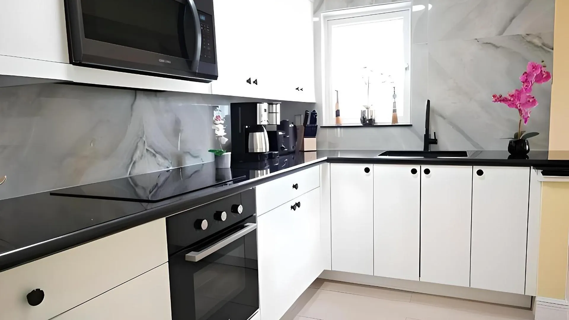 Lovely Apartment Near Beach, Downtown, 24H Security, Pool Nassau