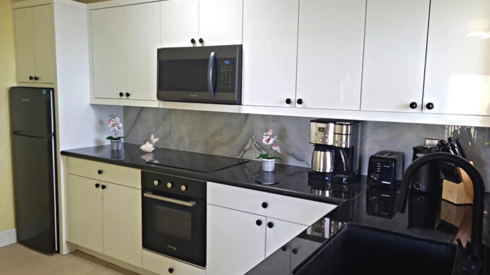 Lovely Apartment Near Beach, Downtown, 24H Security, Pool Nassau